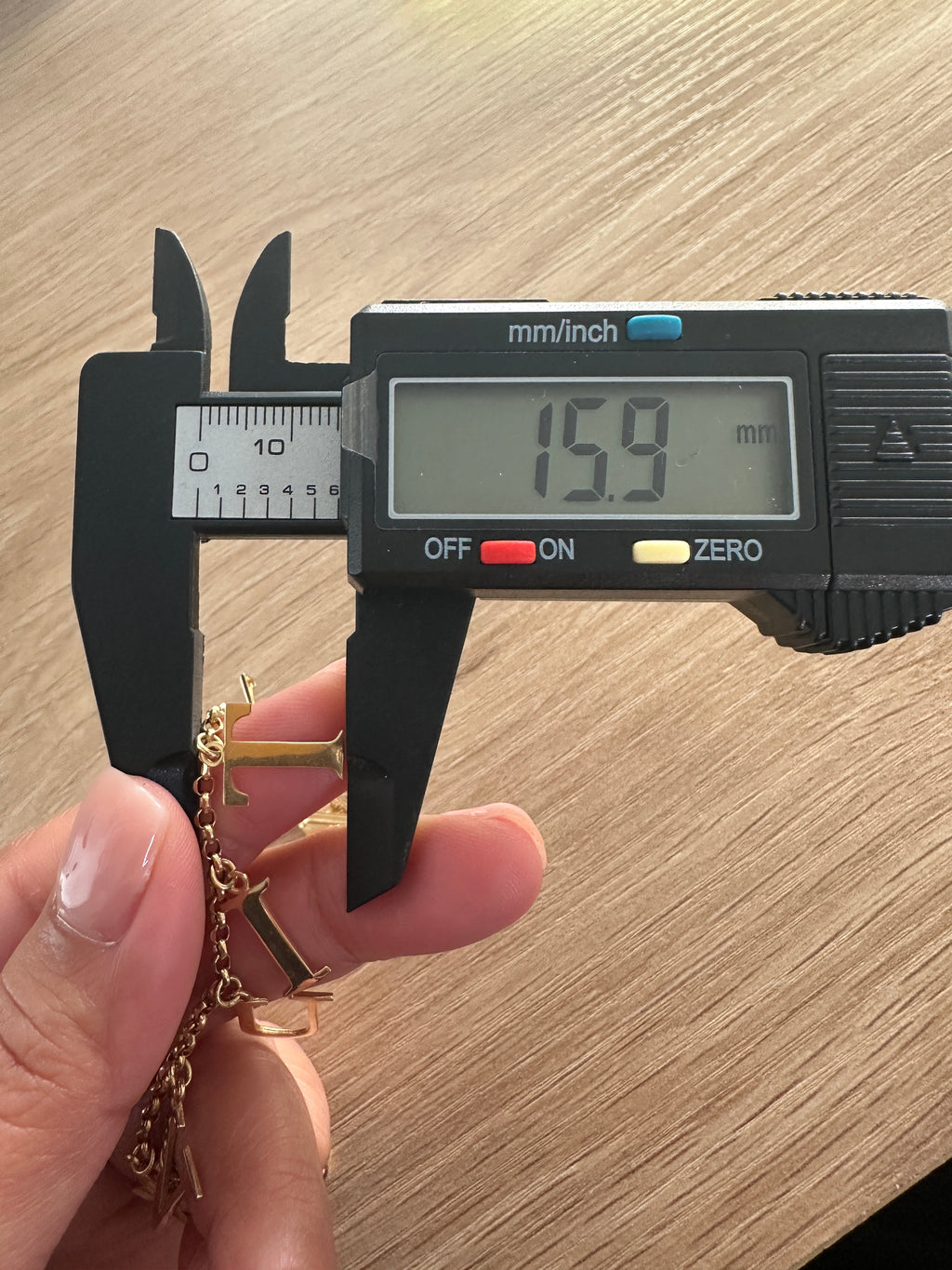 18k Gold - LV Inspired Bracelet in Yellow Gold Settings (9.2g) size 17.5cm