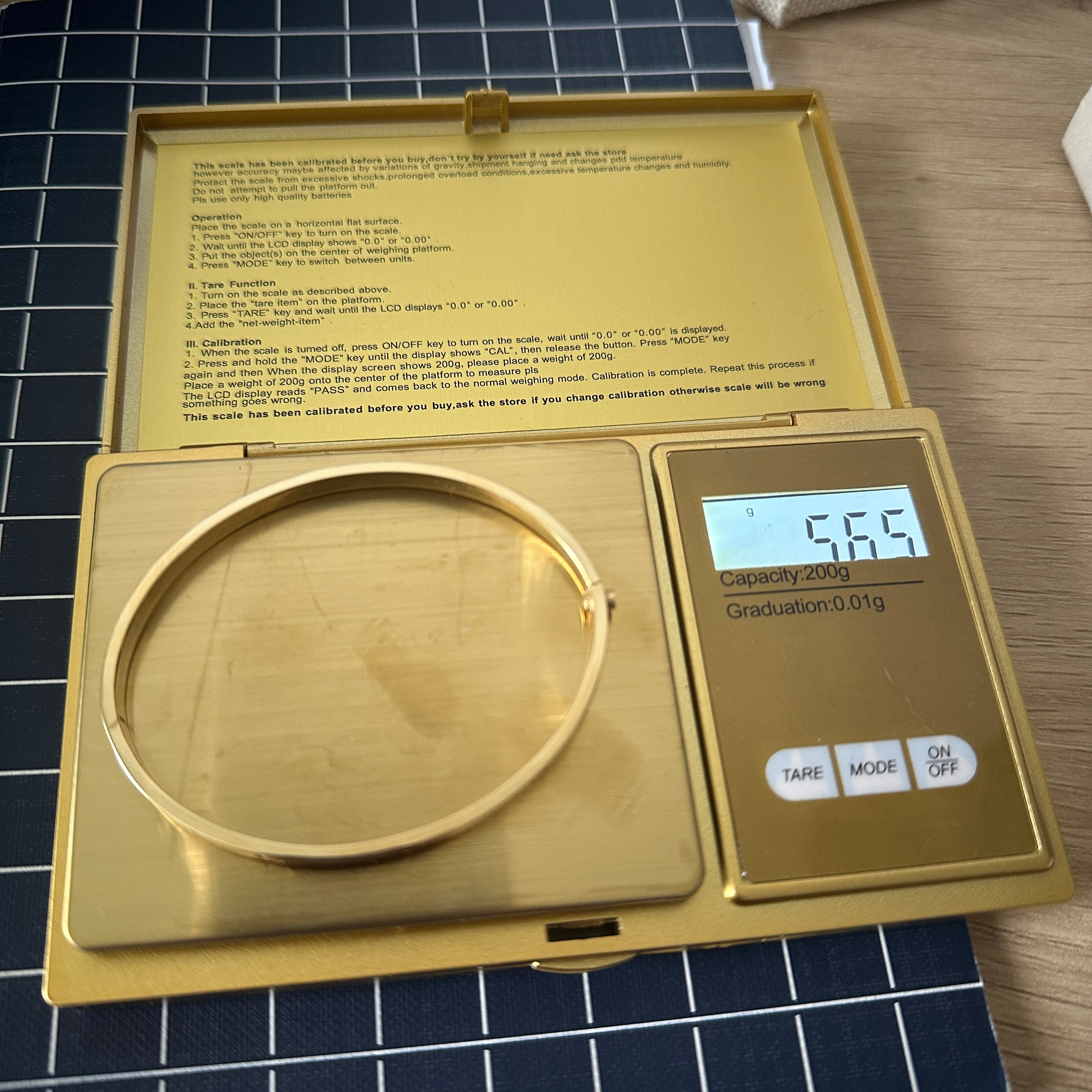 18k Gold - Cartier Inspired Bangle Screw Type in Yellow Gold Settings (5.65g) 17cm