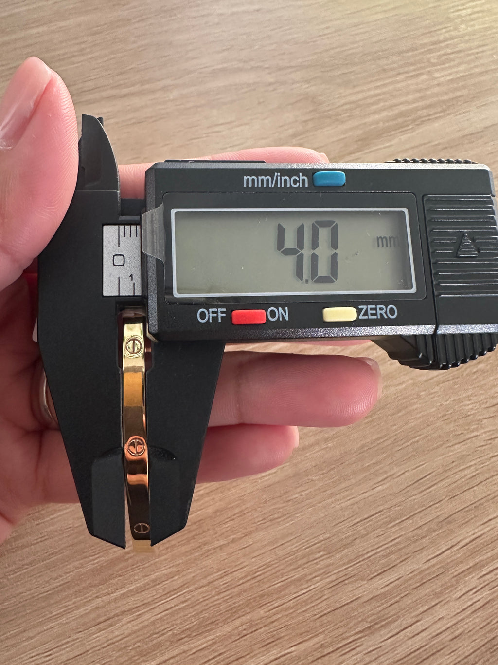 18k Gold - Cartier Inspired Bangle Screw Type in Yellow Gold Settings (5.65g) 17cm