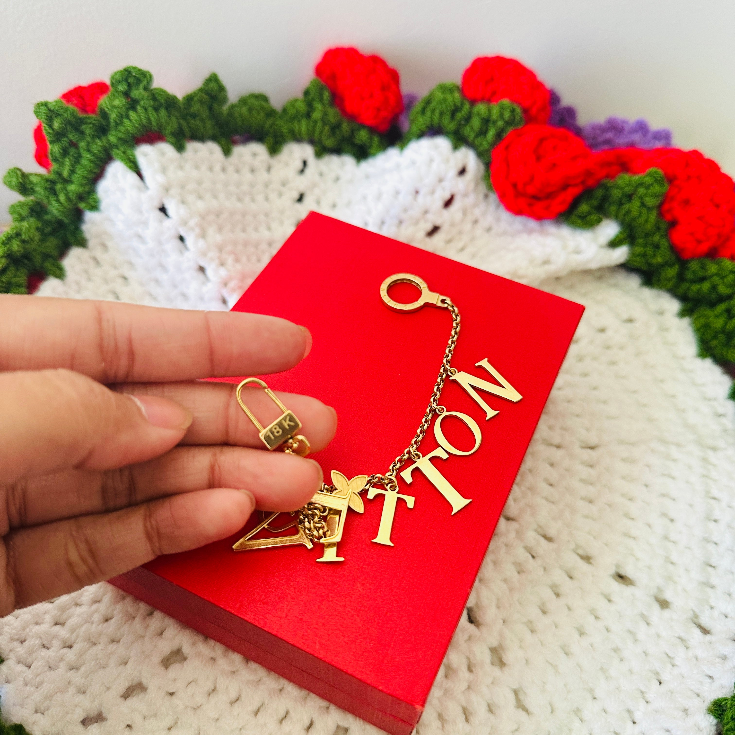 18k Gold - LV Inspired Bracelet in Yellow Gold Settings (9.2g) size 17.5cm