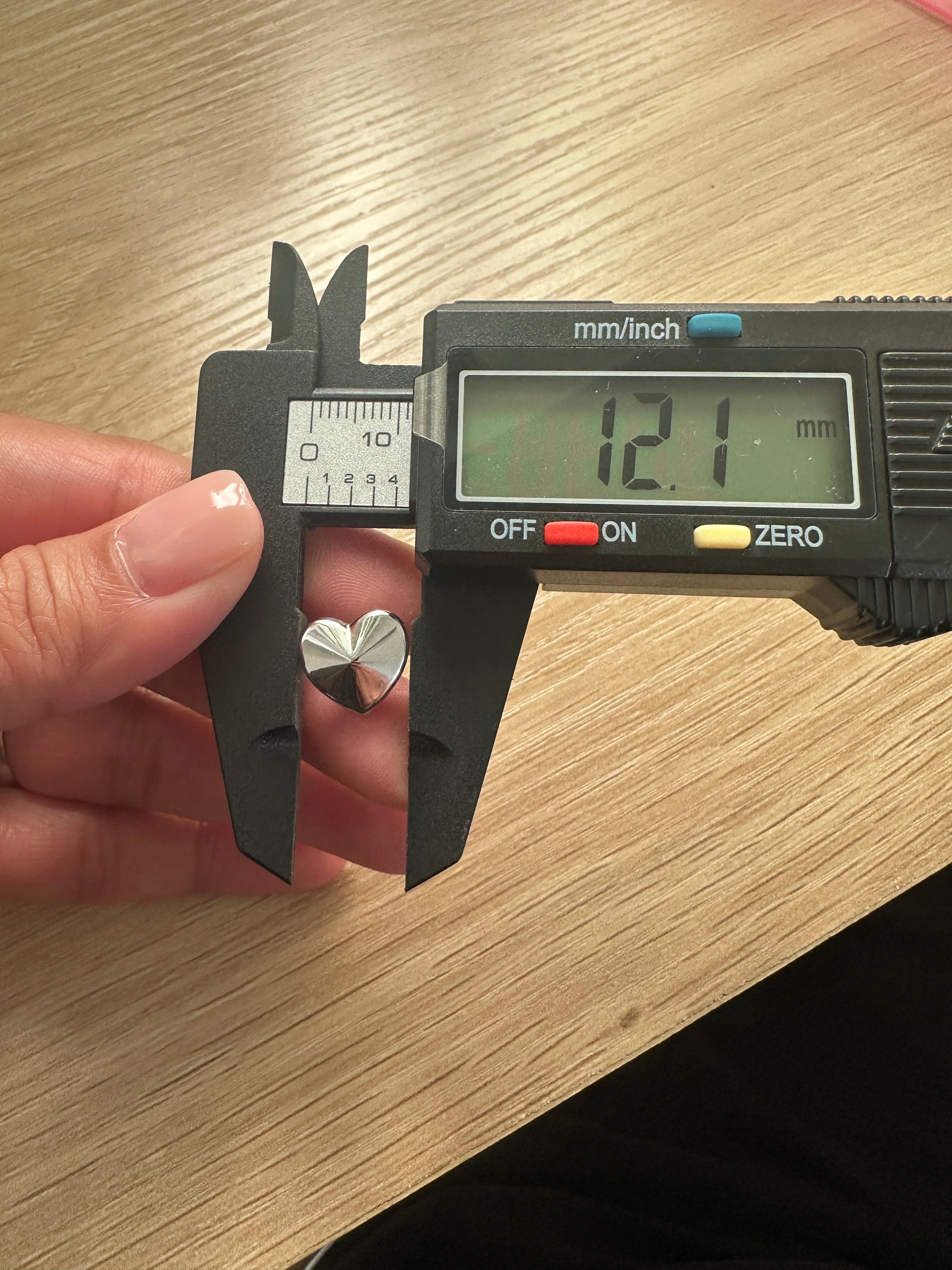 18k Gold - Heart Stud in White Gold Settings (2.1g)