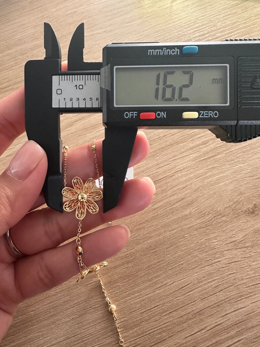 18k Gold - 2 in 1 Flower Bracelet and Ring in Yellow Gold Settings (3.39g) 16-18cm