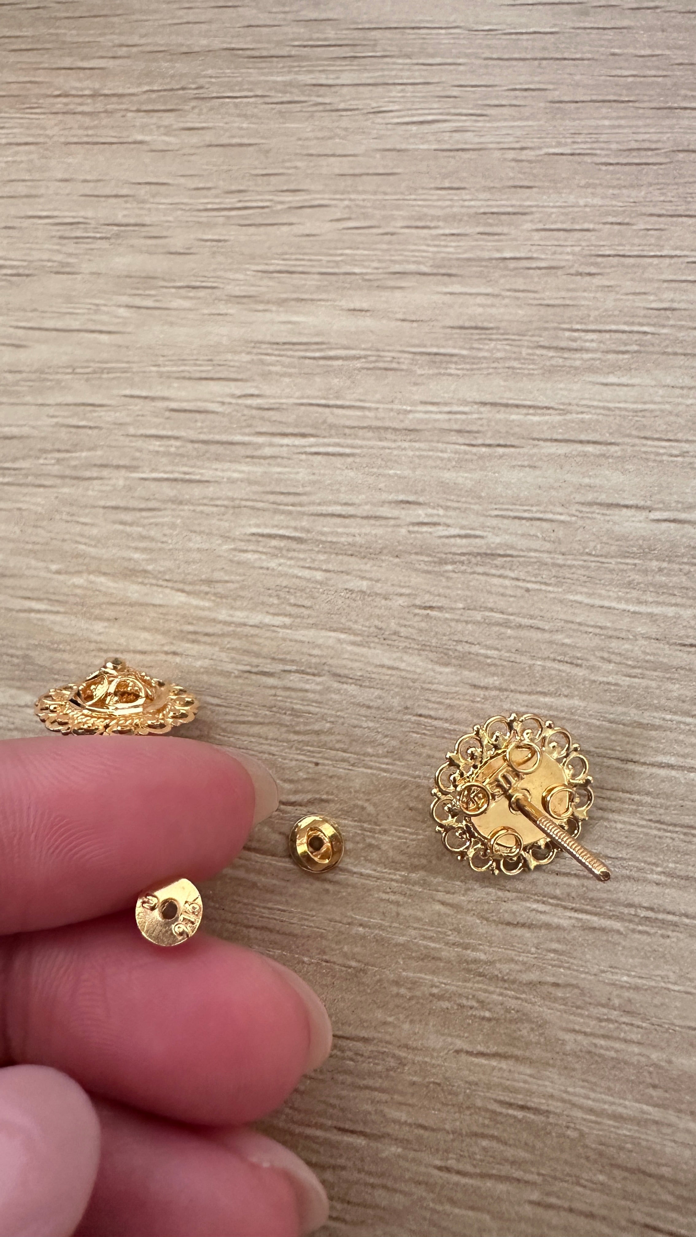 22k Gold - Flower Screw Type Earrings in Yellow Gold Settings (4.6g)