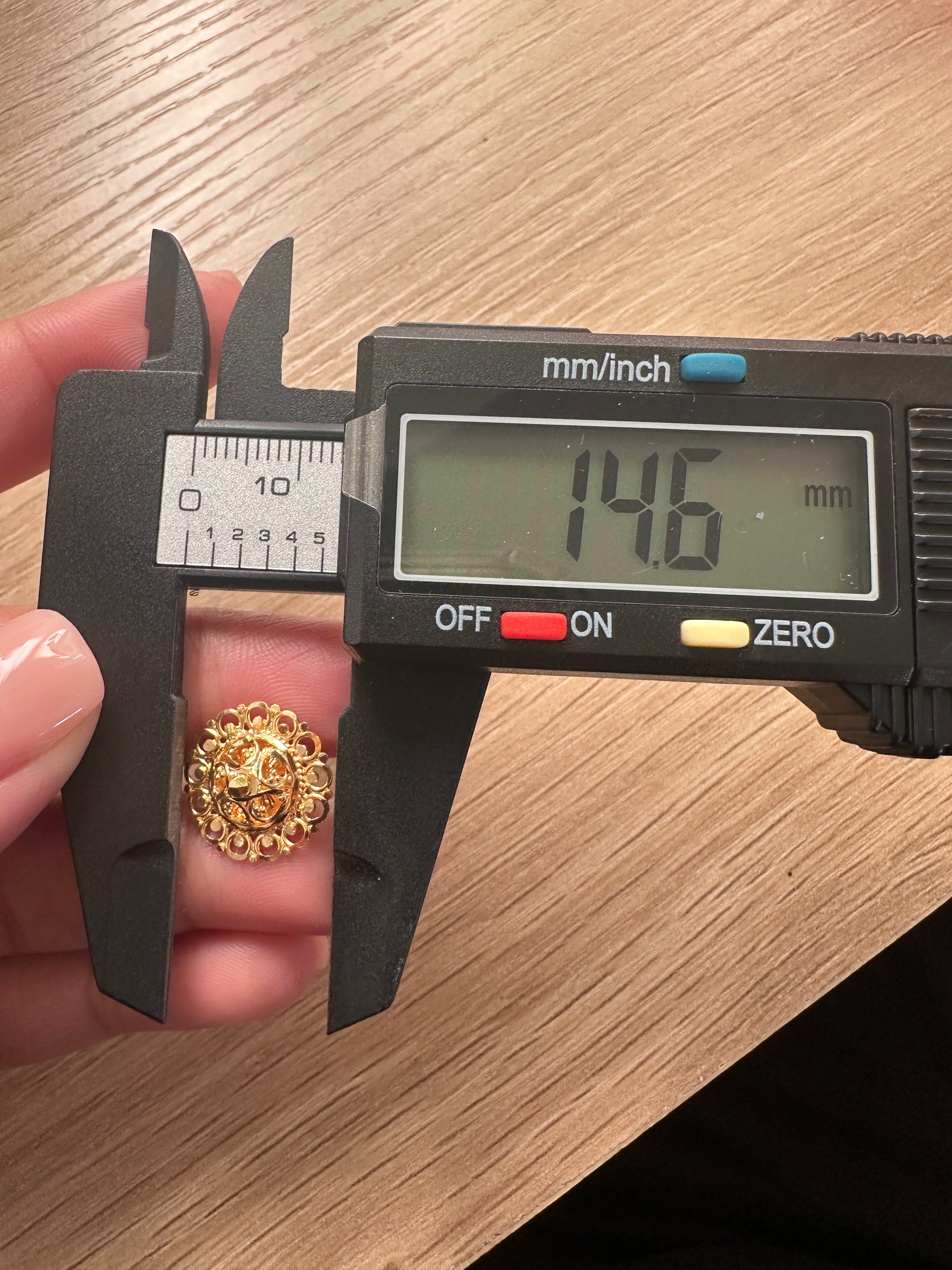 22k Gold - Flower Screw Type Earrings in Yellow Gold Settings (4.6g)