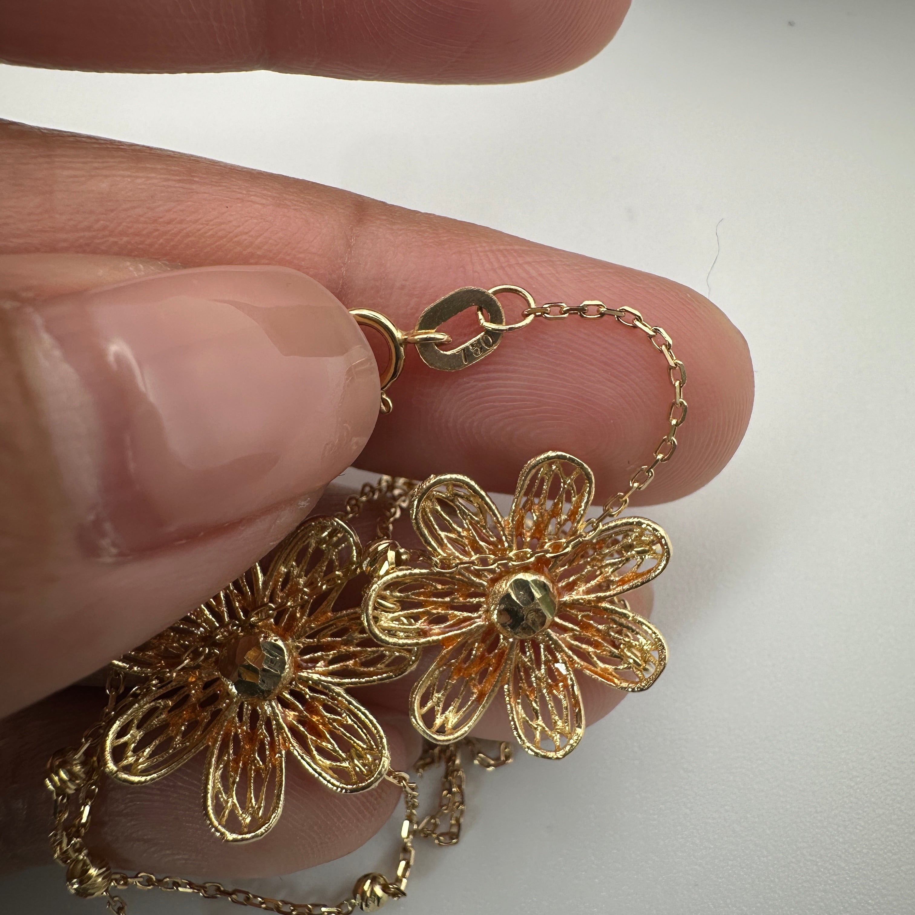 18k Gold - 2 in 1 Flower Bracelet and Ring in Yellow Gold Settings (3.39g) 16-18cm